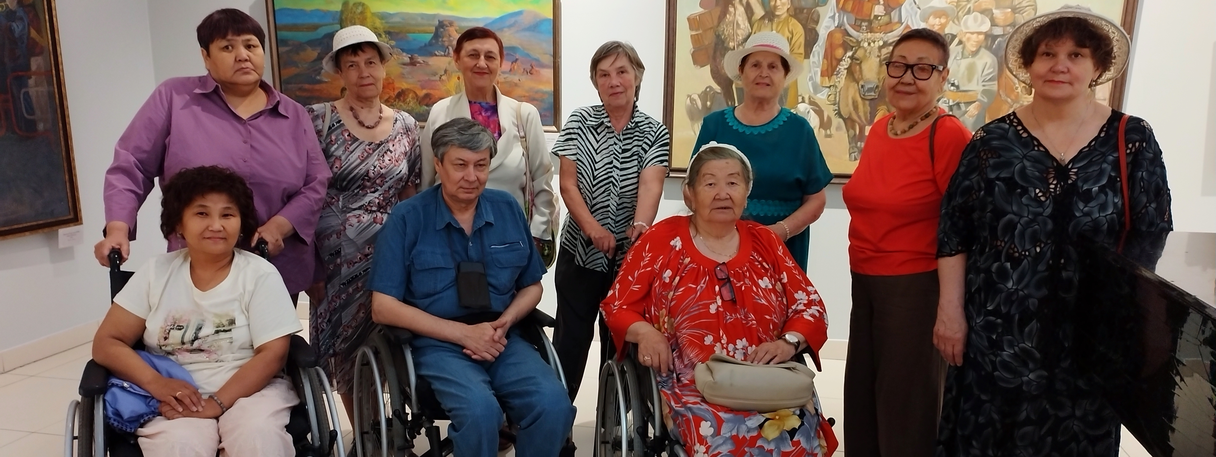 В рамках работы дневного отделения АУСО «УУ КЦ «Доверие» 22 июня 2023 г. получатели социальных услуг посетили выставку «Изобразительное искусство Бурятии.
